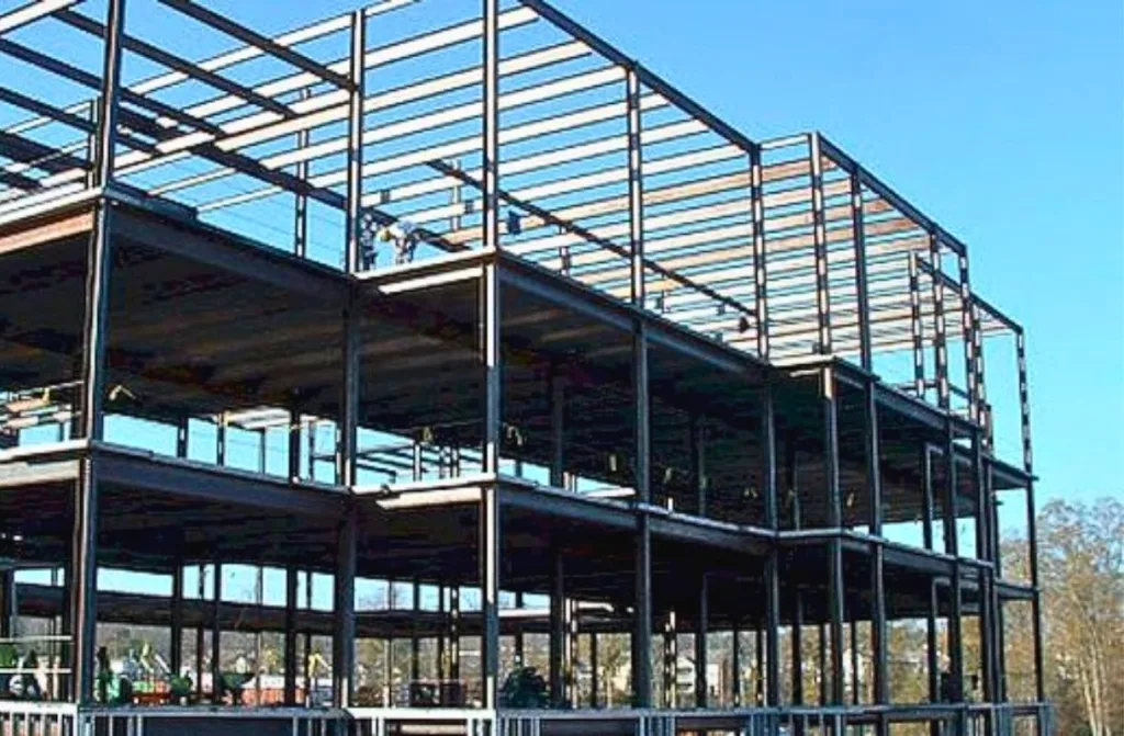 Sắt U10 được ứng dụng rộng rãi trong các công trình nhà xưởng, cầu đường nhờ độ bền và khả năng chịu lực tốt.