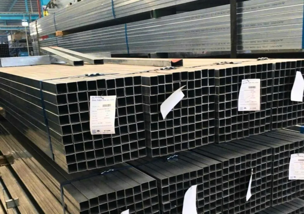 Kho hàng sắt vuông 30x30 tại Thép Vinh Phú