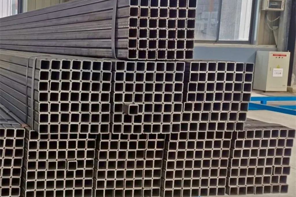 Kho hàng sắt vuông 3 tại thép vinh phú