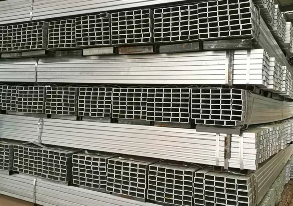Thép Vinh Phú luôn có sẵn số lượng lớn sắt hộp Hòa Phát đa dạng quy cách, đảm bảo cung ứng kịp thời