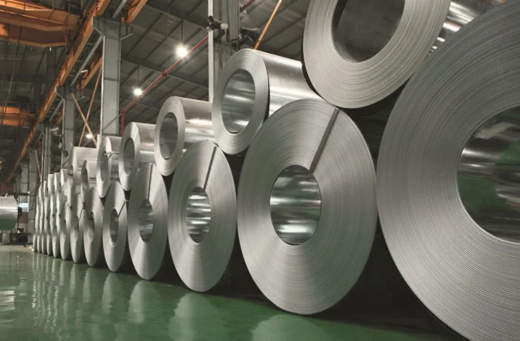Kho bãi rộng lớn của Thép Vinh Phú luôn sẵn sàng cung cấp các loại thép cuộn theo yêu cầu.
