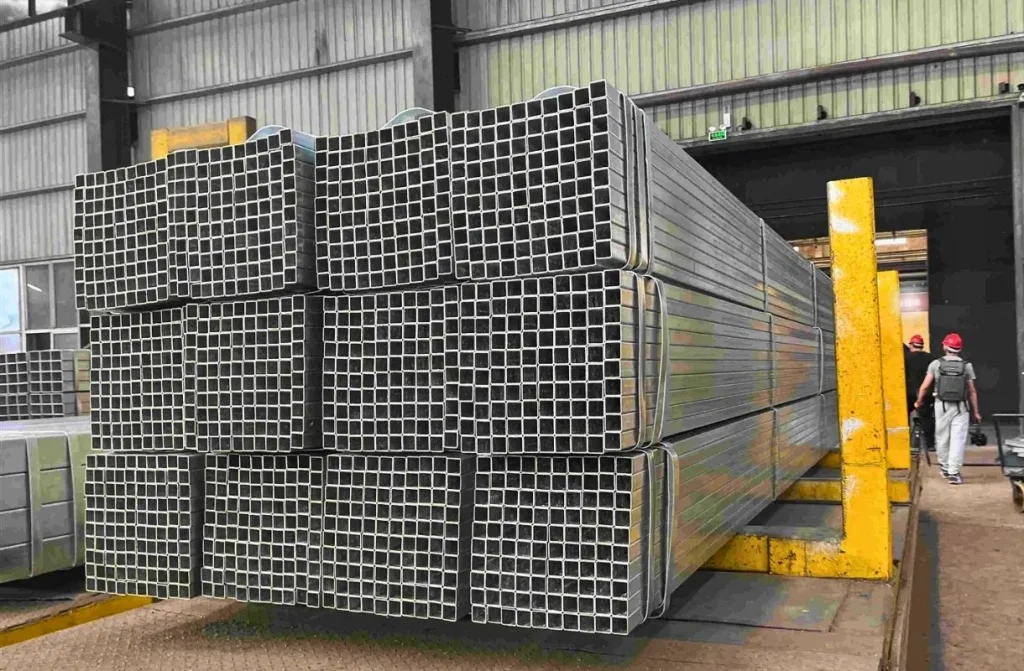 Đội ngũ vận tải chuyên nghiệp của Thép Vinh Phú giao hàng tận nơi.