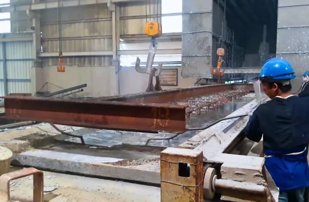 Quá trình nhúng nóng giúp lớp kẽm bám chặt, tạo lớp bảo vệ bền vững cho thép U