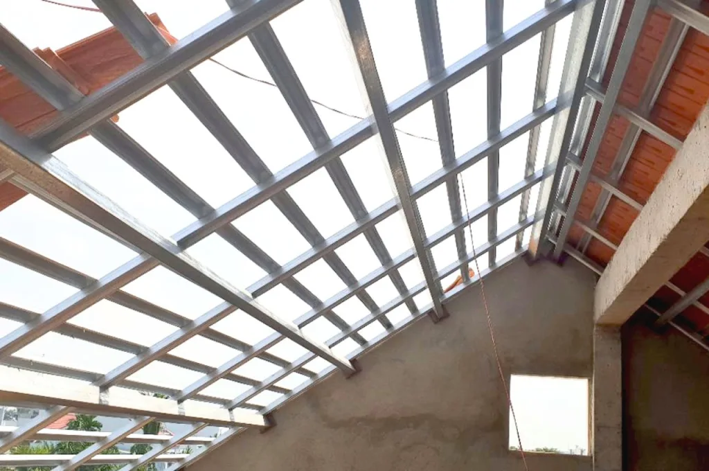 Thép hộp 5x10 ứng dụng trong nhiều hạng mục từ nhà ở dân dụng đến công trình công nghiệp.