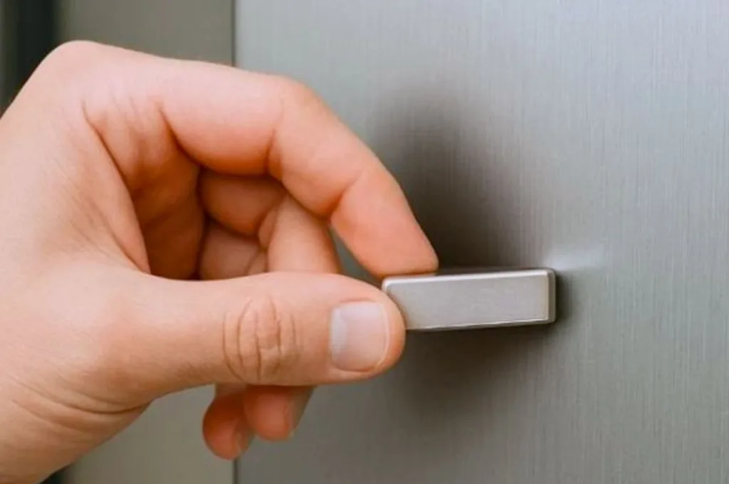 Kiểm tra thép trắng không gỉ bằng nam châm và hóa chất chuyên dụng để đảm bảo chất lượng công trình