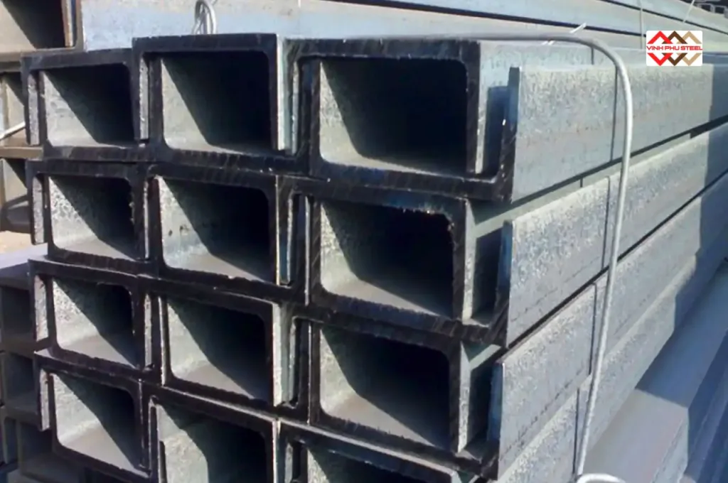 Sắt U 30x60 chính hãng, kết cấu đồng nhất được lưu kho bảo quản nghiêm ngặt tại Thép Vinh Phú