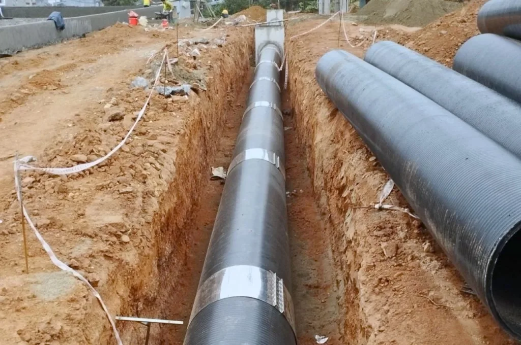 Kỹ sư giám sát quá trình kết nối ống HDPE 2 vách bằng phương pháp đai inox bảo vệ tại công trường