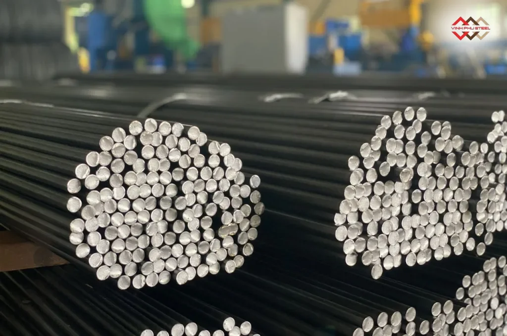 Thép tròn đặc xếp tại kho Thép Vinh Phú, dạng quy cách phổ biến của thép Cr V