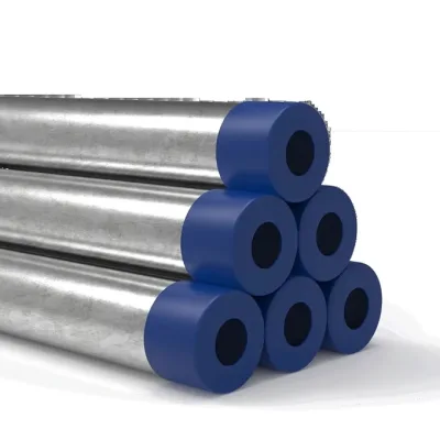 B&oacute; ống th&eacute;p mạ kẽm (ống GI) xếp chồng, đầu ống bịt nắp nhựa xanh, bề mặt mạ kẽm s&aacute;ng