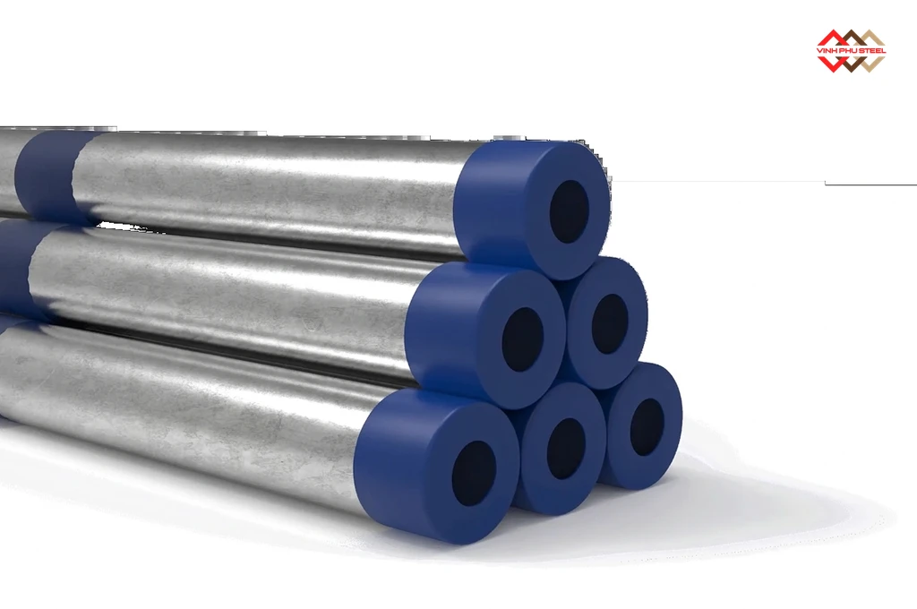 Bó ống thép mạ kẽm (ống GI) xếp chồng, đầu ống bịt nắp nhựa xanh, bề mặt mạ kẽm sáng