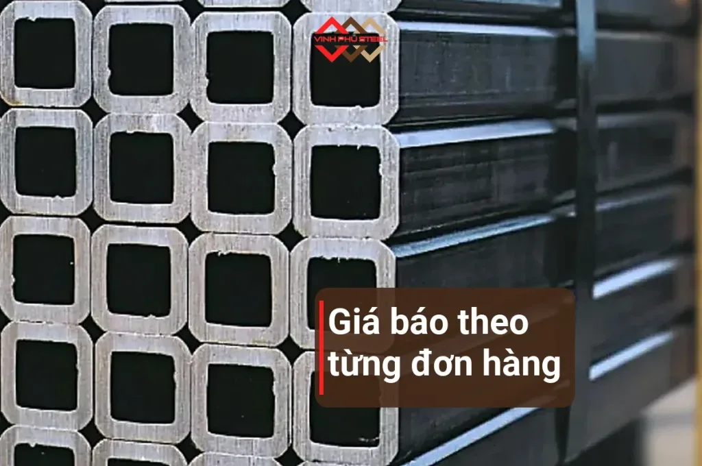Cận cảnh mặt cắt các bó thép hộp xếp lớp trong kho Thép Vinh Phú, minh hoạ giá báo theo độ dày