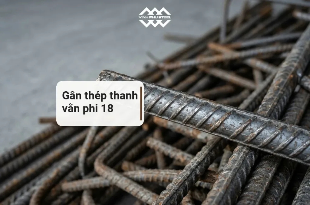 Ảnh minh hoạ cận cảnh thanh thép thanh vằn có gân ngang nổi trên thân, nằm trên đống thanh thép cùng loại