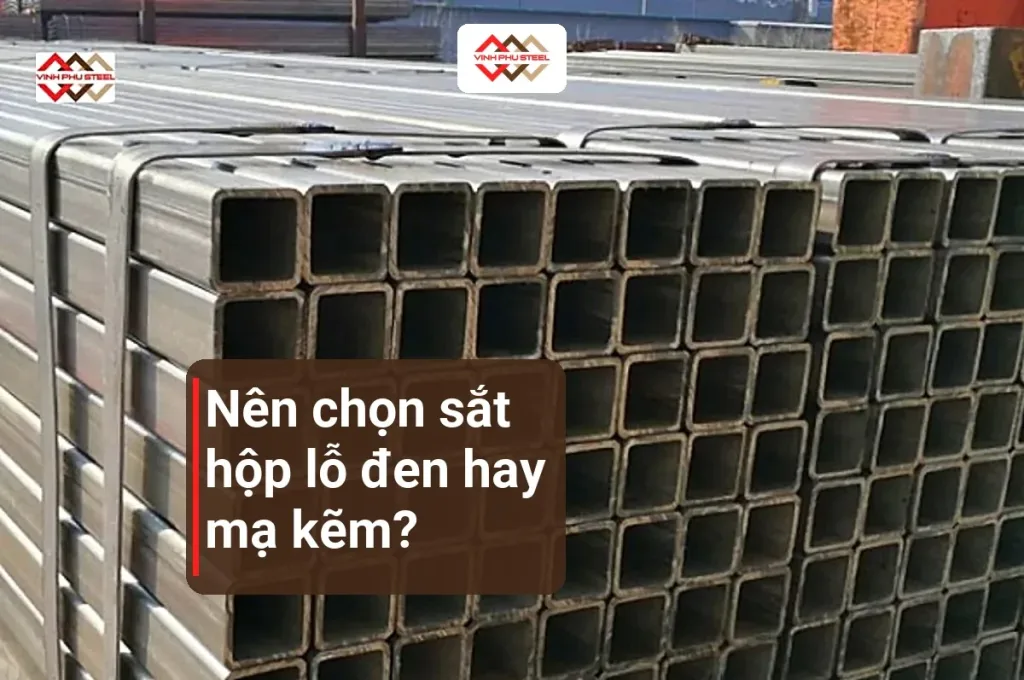 Bó thép hộp vuông xếp ngoài trời, nền cho câu hỏi chọn sắt hộp lỗ đen hay mạ kẽm