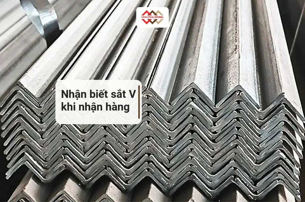 Bó thép V mạ kẽm xếp chồng, nhìn rõ mặt cắt chữ V hai cánh bằng nhau