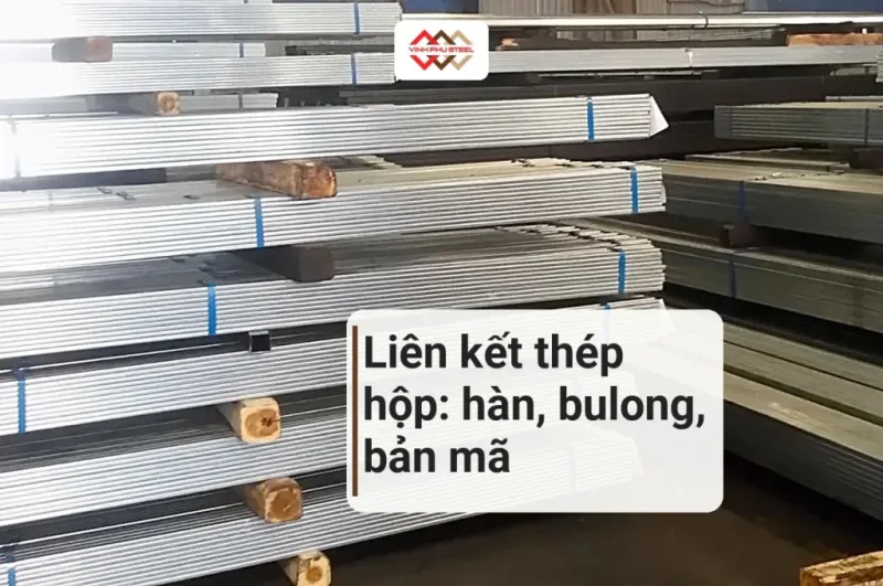 Các bó thép hộp mạ kẽm xếp chồng trong kho, tiêu đề bài liên kết thép hộp: hàn, bulong, bản mã