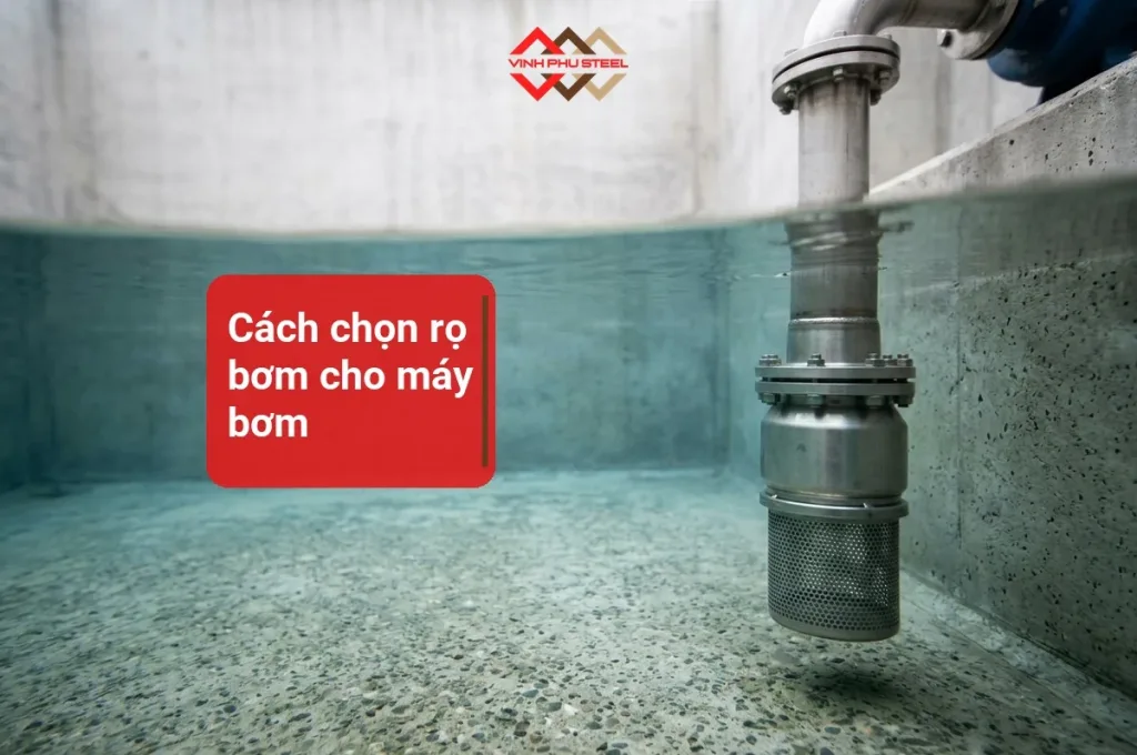 Rọ hút inox treo ngập trong bể nước bê tông, nối với ống hút của máy bơm