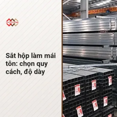 B&oacute; th&eacute;p hộp vu&ocirc;ng đen v&agrave; mạ kẽm xếp chồng trong kho, b&igrave;a b&agrave;i sắt hộp l&agrave;m m&aacute;i t&ocirc;n