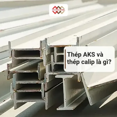 B&oacute; th&eacute;p h&igrave;nh I xếp ngo&agrave;i trời dưới &aacute;nh s&aacute;ng ban ng&agrave;y, ti&ecirc;u đề Th&eacute;p AKS v&agrave; th&eacute;p calip l&agrave; g&igrave;