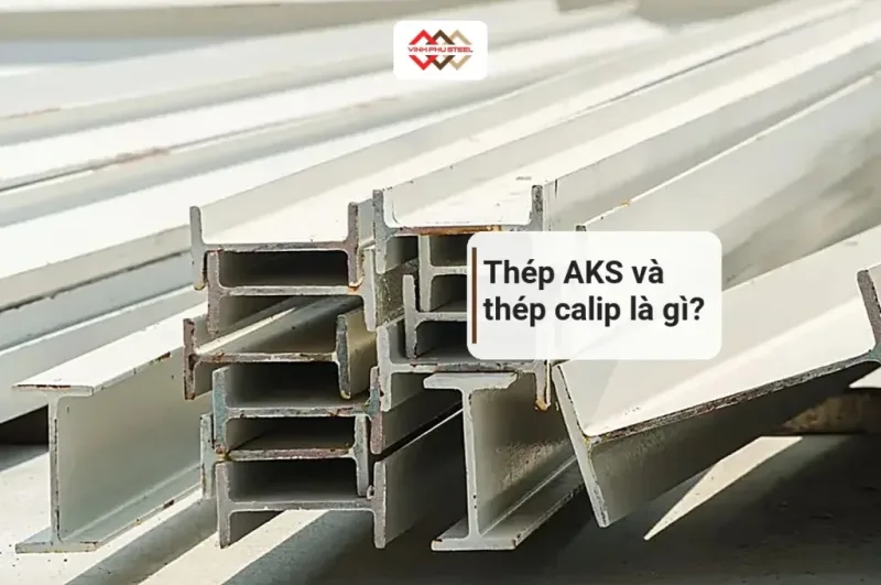 Bó thép hình I xếp ngoài trời dưới ánh sáng ban ngày, tiêu đề Thép AKS và thép calip là gì
