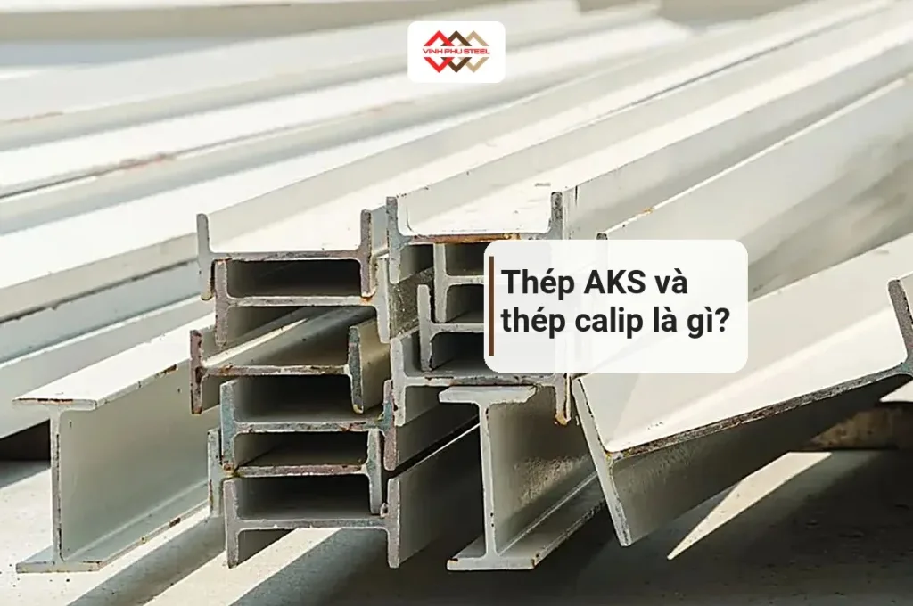 Bó thép hình I xếp ngoài trời dưới ánh sáng ban ngày, tiêu đề Thép AKS và thép calip là gì