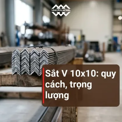 B&oacute; th&eacute;p g&oacute;c chữ V xếp chồng tr&ecirc;n gi&aacute; gỗ trong kho, ti&ecirc;u đề b&agrave;i sắt V 10x10; ảnh nền minh hoạ