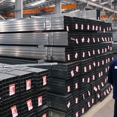 Nh&acirc;n vi&ecirc;n Th&eacute;p Vinh Ph&uacute; kiểm tra l&ocirc; th&eacute;p hộp đen v&agrave; th&eacute;p hộp mạ kẽm H&ograve;a Ph&aacute;t tại kho H&agrave; Nội
